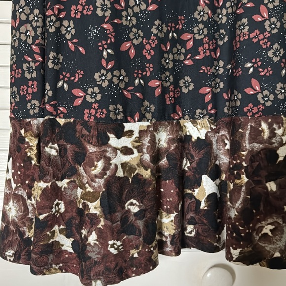 Lori Goldstein layers. Heavenly soft cotton with mixed motif. Black/brown flower - Picture 2 of 5